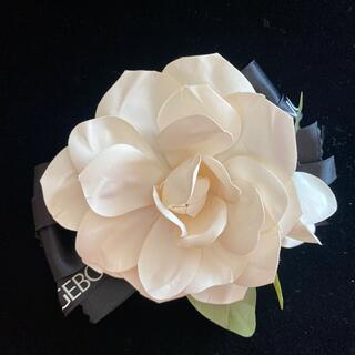 インゲボルグ(INGEBORG)のインゲボルグ  クチナシの花のコサージュでオフホワイト（生成り)(ブローチ/コサージュ)
