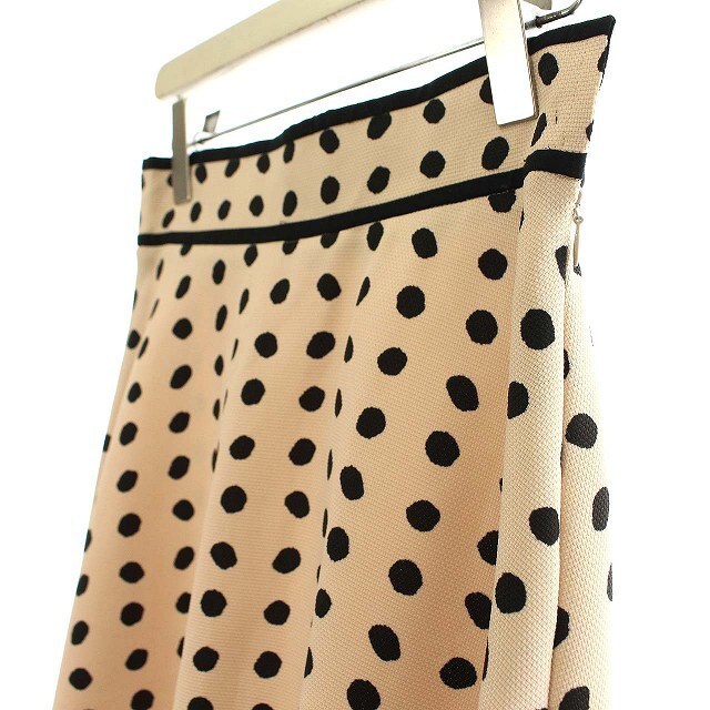 STRAWBERRY-FIELDS(ストロベリーフィールズ)の未使用 ストロベリーフィールズ スカート ドット 水玉 フレア ピンクベージュ レディースのスカート(ひざ丈スカート)の商品写真