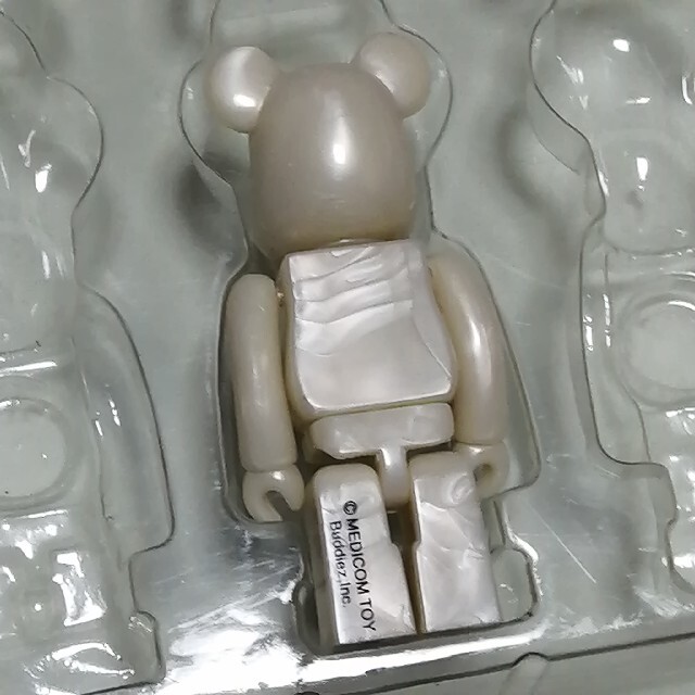 BE@RBRICK(ベアブリック)のメディコムトイ　ベアブリック　Babekub City　年賀状 エンタメ/ホビーのフィギュア(その他)の商品写真