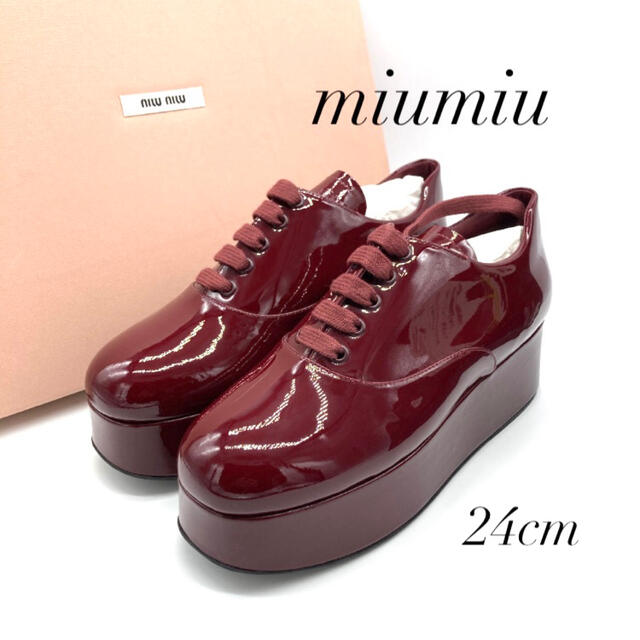 miumiu(ミュウミュウ)の【未使用品✨】ミュウミュウ 38 厚底スニーカー　エナメル　ボルドー　紐付き レディースの靴/シューズ(スニーカー)の商品写真