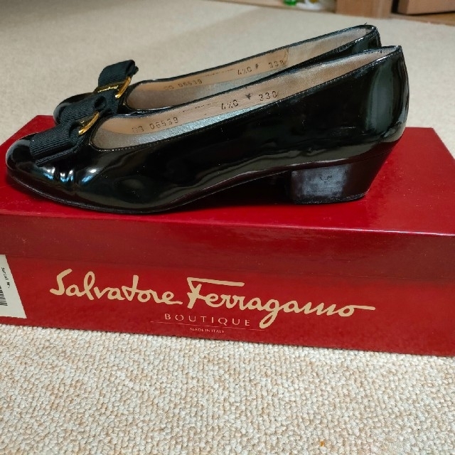 Salvatore Ferragamo(サルヴァトーレフェラガモ)のフェラガモ　パンプス　VARA レディースの靴/シューズ(ハイヒール/パンプス)の商品写真