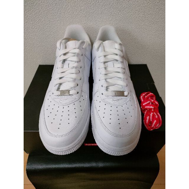 Supreme(シュプリーム)の【新品未使用】NIKE AIR FORCE1 LOW × SUPREME メンズの靴/シューズ(スニーカー)の商品写真