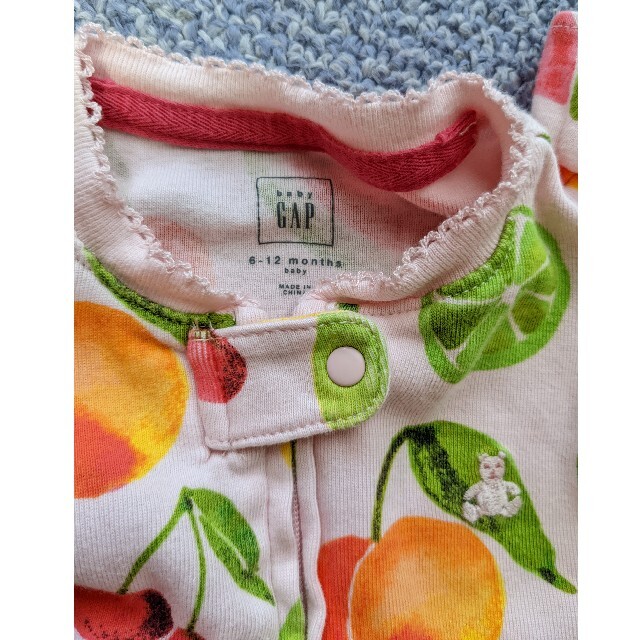 babyGAP(ベビーギャップ)のbaby GAP 6~12month ノースリーブロンパース　フルーツ柄 キッズ/ベビー/マタニティのベビー服(~85cm)(ロンパース)の商品写真