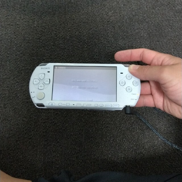 PlayStation Portable(プレイステーションポータブル)のPSP-3000 パールホワイト バッテリー欠品 エンタメ/ホビーのゲームソフト/ゲーム機本体(携帯用ゲーム機本体)の商品写真