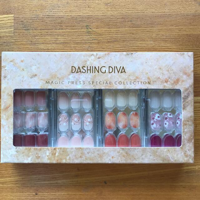 DASHING DIVAネイルチップセット コスメ/美容のネイル(つけ爪/ネイルチップ)の商品写真
