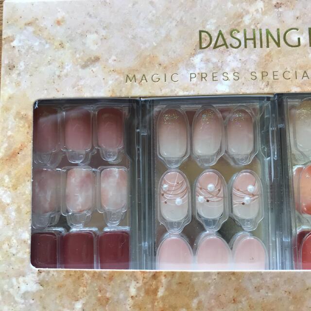 DASHING DIVAネイルチップセット コスメ/美容のネイル(つけ爪/ネイルチップ)の商品写真