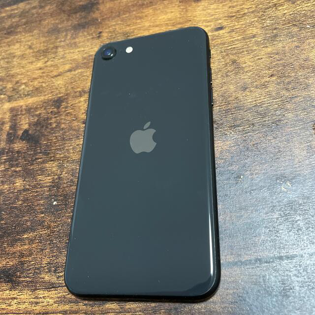 Apple(アップル)のiPhone se2 第2世代　128GB ブラック本体のみ スマホ/家電/カメラのスマートフォン/携帯電話(スマートフォン本体)の商品写真