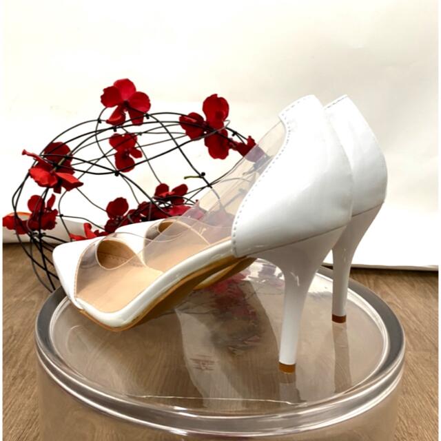DIANA(ダイアナ)の新品　サイドクリアハイヒール　エナメルパンプス　白　フランスインポート レディースの靴/シューズ(ハイヒール/パンプス)の商品写真