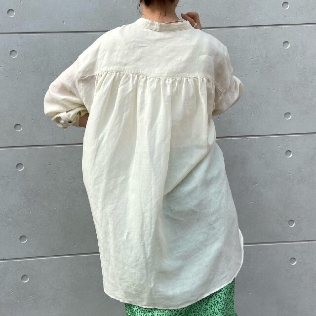IENA(イエナ)のIENA ラミーリヨセルバックギャザーシャツ レディースのトップス(シャツ/ブラウス(長袖/七分))の商品写真