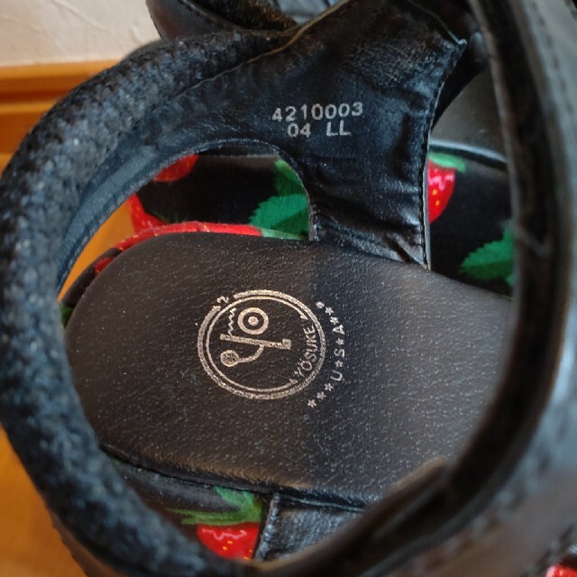 YOSUKE(ヨースケ)のYosuke いちご柄サンダル　黒✕赤　LL レディースの靴/シューズ(サンダル)の商品写真