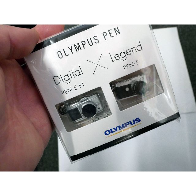 OLYMPUS(オリンパス)のオリンパス PEN E-P1＆PEN-F ミニチュアストラップ 未開封 2個 スマホ/家電/カメラのカメラ(デジタル一眼)の商品写真