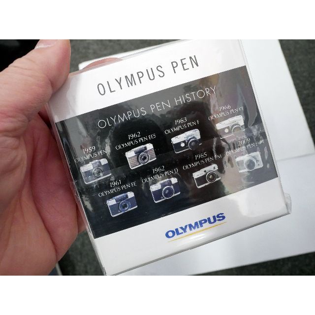 OLYMPUS(オリンパス)のオリンパス PEN E-P1＆PEN-F ミニチュアストラップ 未開封 2個 スマホ/家電/カメラのカメラ(デジタル一眼)の商品写真