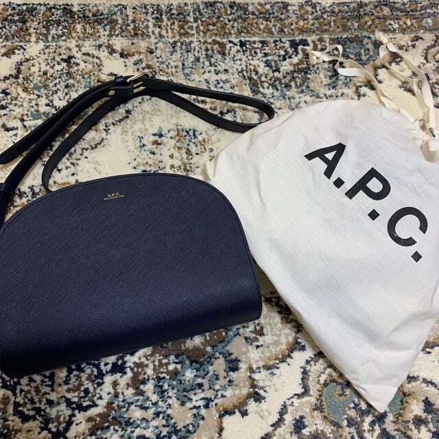 A.P.C. エンボス ハーフショルダーバッグ - ショルダーバッグ