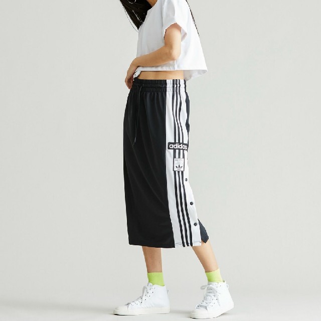 adidas(アディダス)のアディダス♡2022SSタイトスカート レディースのスカート(ひざ丈スカート)の商品写真
