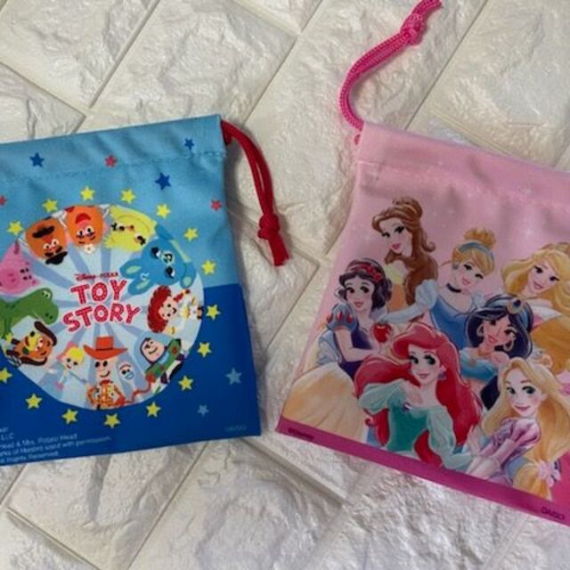 Disney(ディズニー)のディズニー　ふんわり巾着袋　トイストーリー＆プリンセス２つセット　色々使える キッズ/ベビー/マタニティのこども用バッグ(ポシェット)の商品写真