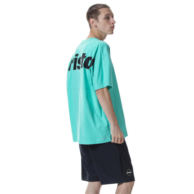 F.C.R.B.(エフシーアールビー)のM FCRB BIG LOGO WIDE TEE ライトブルー メンズのトップス(Tシャツ/カットソー(半袖/袖なし))の商品写真