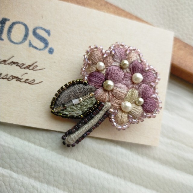 梅雨を彩る紫陽花ブローチ    手刺繍ブローチ ハンドメイドのアクセサリー(コサージュ/ブローチ)の商品写真