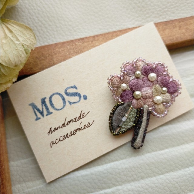 梅雨を彩る紫陽花ブローチ    手刺繍ブローチ ハンドメイドのアクセサリー(コサージュ/ブローチ)の商品写真