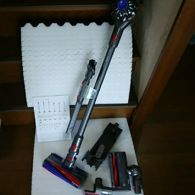 Dyson(ダイソン)のコードレスクリーナー dyson v7slim fluffy＆moterhead スマホ/家電/カメラの生活家電(掃除機)の商品写真