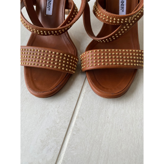 MANOLO BLAHNIK(マノロブラニク)のマノロブラニク　ピンヒールサンダル　ゴールドスタッズ　ブラウン レディースの靴/シューズ(サンダル)の商品写真