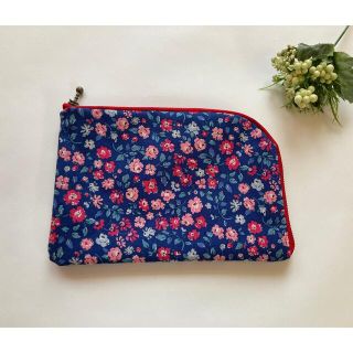 キャスキッドソン(Cath Kidston)のハンドメイド♡キャスキッドソン♡L字ファスナー通帳ポーチ♡小花柄ネイビー②(ポーチ)