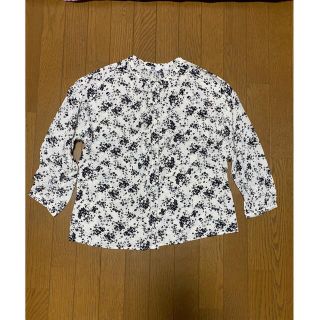 ユニクロ(UNIQLO)のユニクロ　花柄　トップス　白黒(シャツ/ブラウス(長袖/七分))