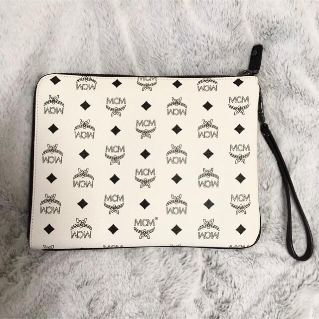 美品 MCM エムシーエム スタッズ レザークラッチバッグ タブレット