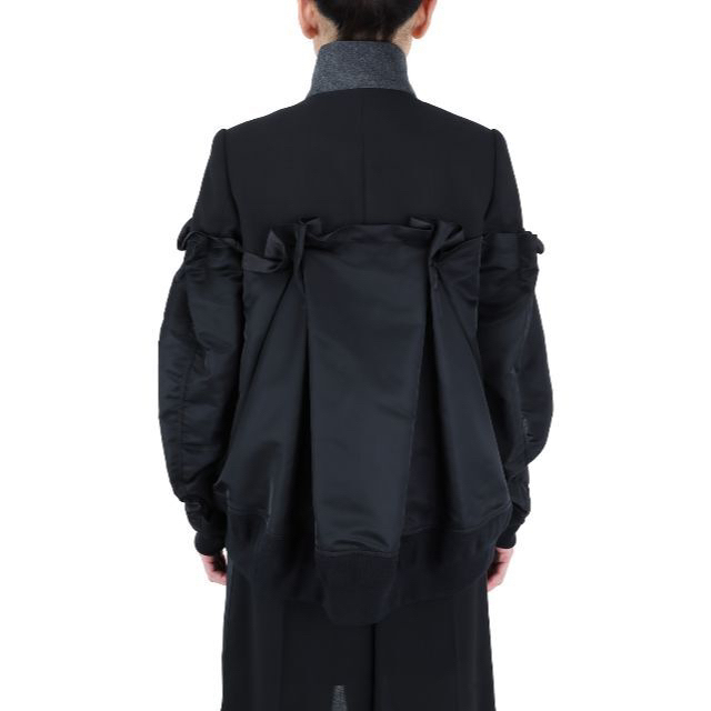 sacai(サカイ)の入手困難★sacaiサカイ☆黒コレクションラインジャケットMAｰ1スーチング レディースのジャケット/アウター(ナイロンジャケット)の商品写真