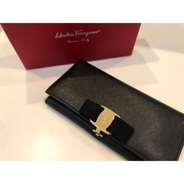 Salvatore Ferragamo(サルヴァトーレフェラガモ)のフェラガモ　長財布　黒　ブラック レディースのファッション小物(財布)の商品写真