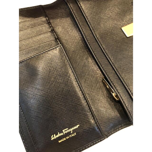 Salvatore Ferragamo(サルヴァトーレフェラガモ)のフェラガモ　長財布　黒　ブラック レディースのファッション小物(財布)の商品写真