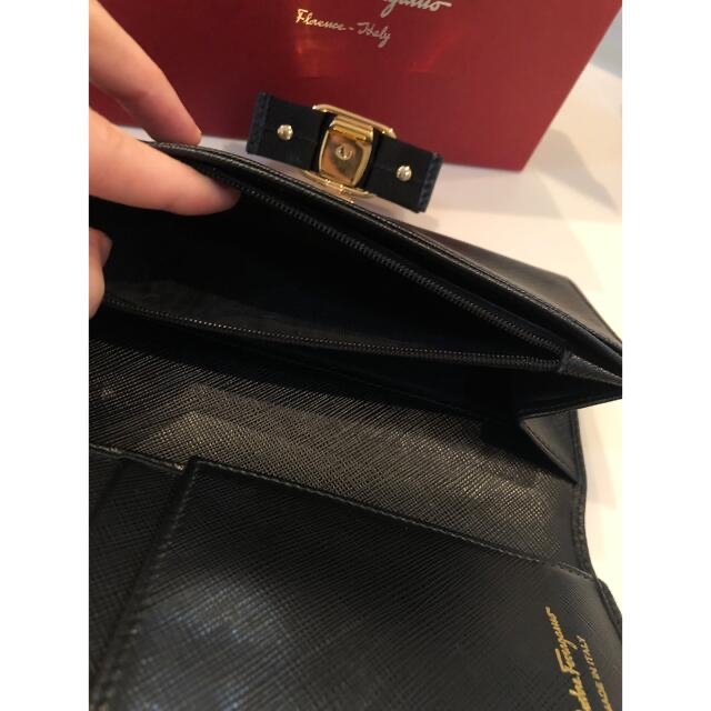 Salvatore Ferragamo(サルヴァトーレフェラガモ)のフェラガモ　長財布　黒　ブラック レディースのファッション小物(財布)の商品写真