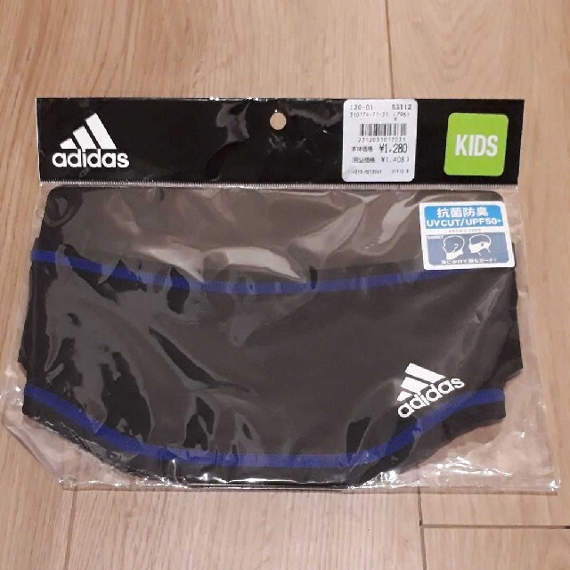 adidas(アディダス)の新品　アディダス　ネックカバー　ショート　キッズ　スポーツ キッズ/ベビー/マタニティのこども用ファッション小物(マフラー/ストール)の商品写真