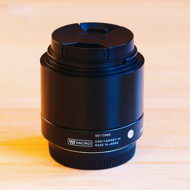 シグマ　SIGMA 60mm F2.8 DN　マイクロフォーサーズ スマホ/家電/カメラのカメラ(レンズ(単焦点))の商品写真