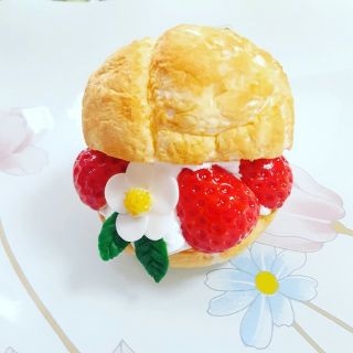 いちごシュークリーム＊フェイクスイーツ＊食品サンプルの通販 by