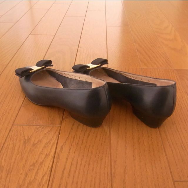 Salvatore Ferragamo(サルヴァトーレフェラガモ)のサルヴァトーレ フェラガモ パンプス 4 21cm 紺 ネイビー レディース 靴 レディースの靴/シューズ(ハイヒール/パンプス)の商品写真