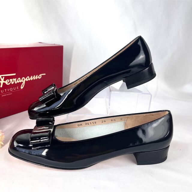 Salvatore Ferragamo(サルヴァトーレフェラガモ)の✨極美品✨フェラガモ　LICEO ヴァラリボン　エナメル　ブラック レディースの靴/シューズ(ハイヒール/パンプス)の商品写真