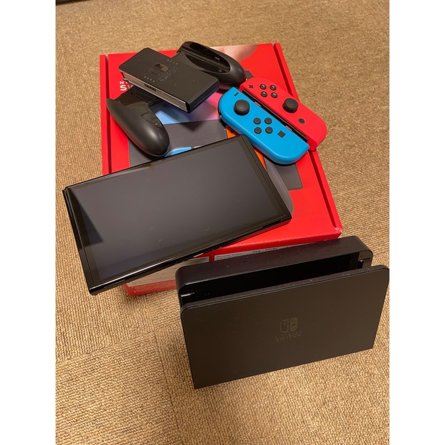 Nintendo Switch(ニンテンドースイッチ)のSwitch 本体 有機ELモデル 黒　ポケモン付き エンタメ/ホビーのゲームソフト/ゲーム機本体(家庭用ゲーム機本体)の商品写真