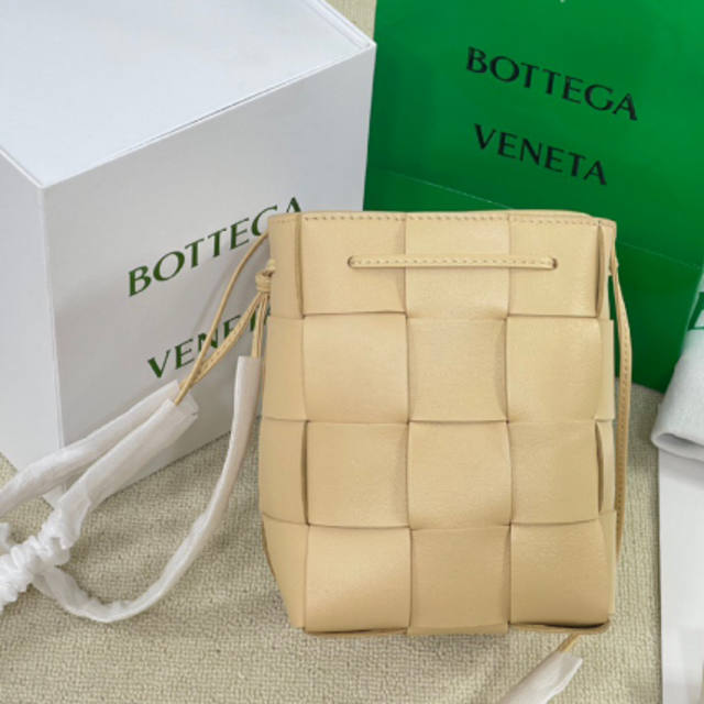 Bottega Veneta - 【BOTTEGA VENETA】クロスボディバッグ最終値下げ！