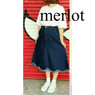 メルロー(merlot)の☆merlot☆メルロー　スカラップフリンジヘムデニムフレアスカート(ロングスカート)