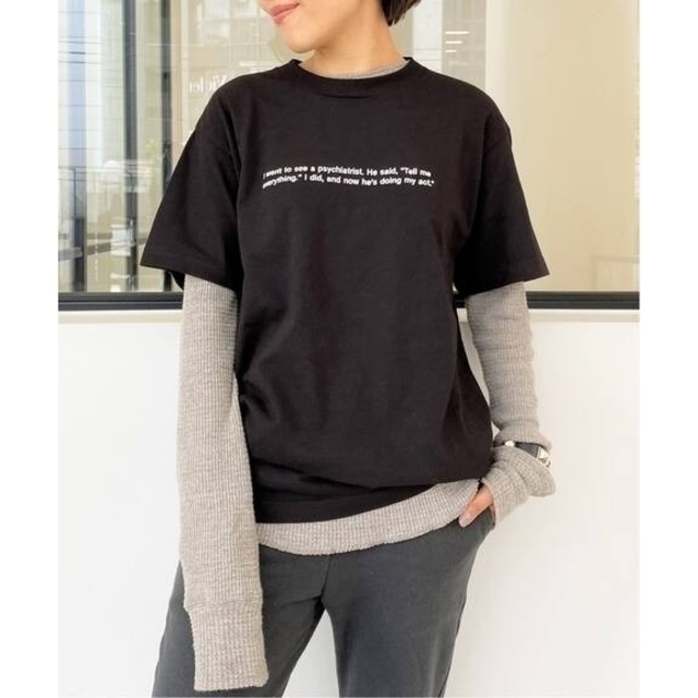 L'Appartement DEUXIEME CLASSE(アパルトモンドゥーズィエムクラス)のL'Appartement【PLEASURES/プレジャー】 LOGO TEE レディースのトップス(Tシャツ(半袖/袖なし))の商品写真