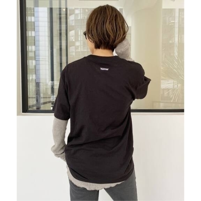 L'Appartement DEUXIEME CLASSE(アパルトモンドゥーズィエムクラス)のL'Appartement【PLEASURES/プレジャー】 LOGO TEE レディースのトップス(Tシャツ(半袖/袖なし))の商品写真