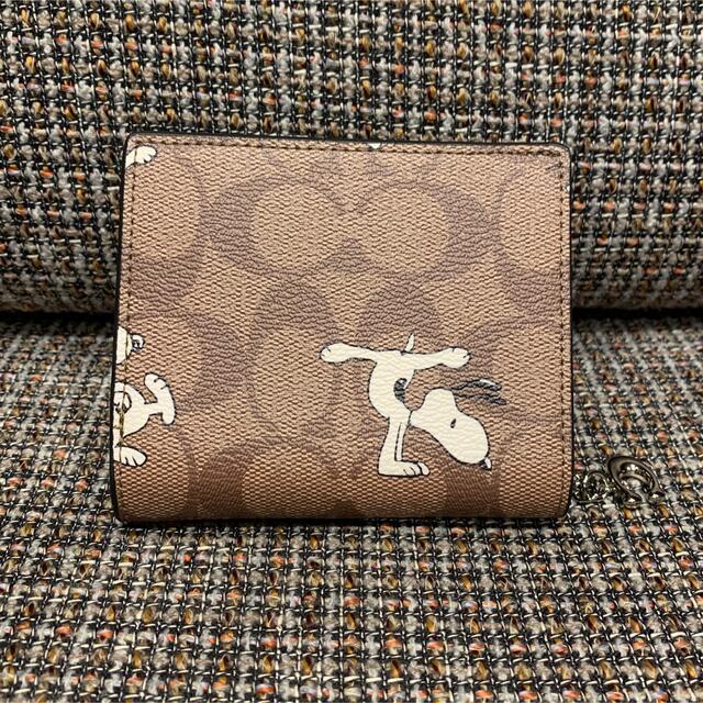 COACH(コーチ)の箱付き　二つ折り財布　ブラウンシグネチャー×スヌーピー　コラボ レディースのファッション小物(財布)の商品写真