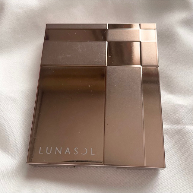 LUNASOL(ルナソル)のルナソル イルミネイティングハイライト 02 Sheer Beige コスメ/美容のベースメイク/化粧品(フェイスカラー)の商品写真