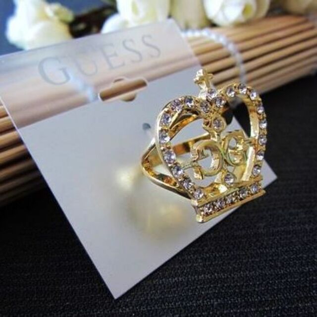 GUESS(ゲス)の新品　GUESS　アンティーク調ラインストーン王冠クラウンリング指輪13号 レディースのアクセサリー(リング(指輪))の商品写真