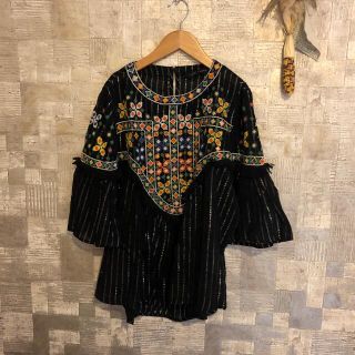 ザラ(ZARA)の【未使用】ZARA フリンジ　ラメ　カットソー  刺繍　黒　エンブロイダリー(カットソー(長袖/七分))