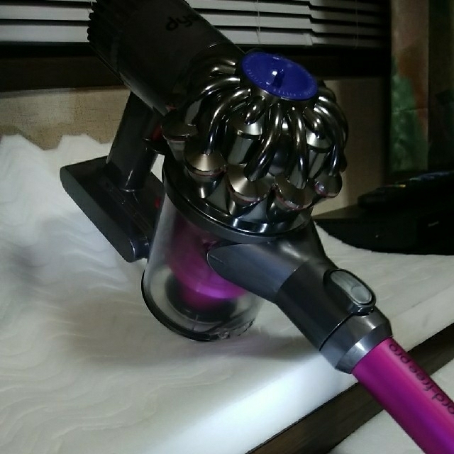 Dyson(ダイソン)のコードレスクリーナー dyson v6(DC62) WMH スマホ/家電/カメラの生活家電(掃除機)の商品写真