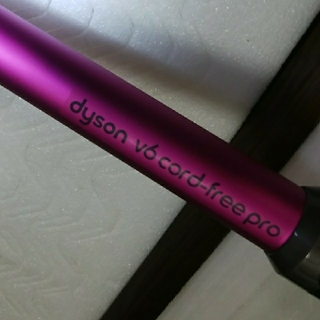 Dyson(ダイソン)のコードレスクリーナー dyson v6(DC62) WMH スマホ/家電/カメラの生活家電(掃除機)の商品写真