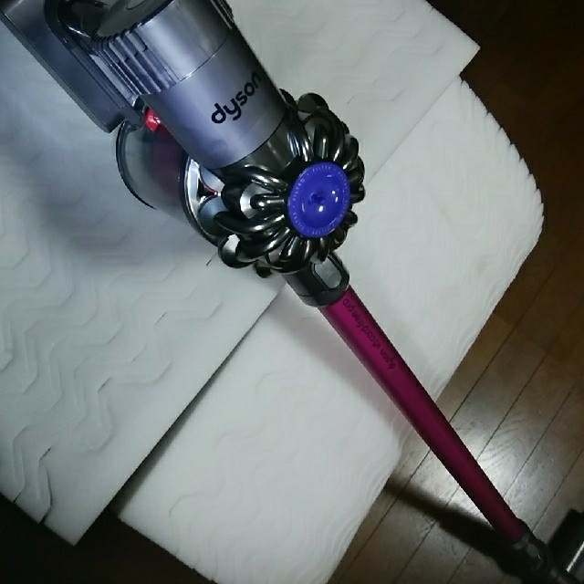 Dyson(ダイソン)のコードレスクリーナー dyson v6(DC62) WMH スマホ/家電/カメラの生活家電(掃除機)の商品写真