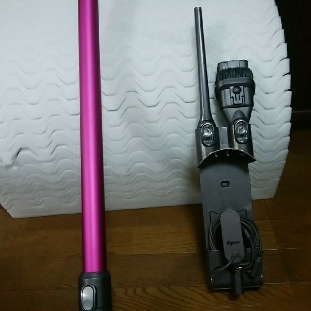 Dyson(ダイソン)のコードレスクリーナー dyson v6(DC62) WMH スマホ/家電/カメラの生活家電(掃除機)の商品写真