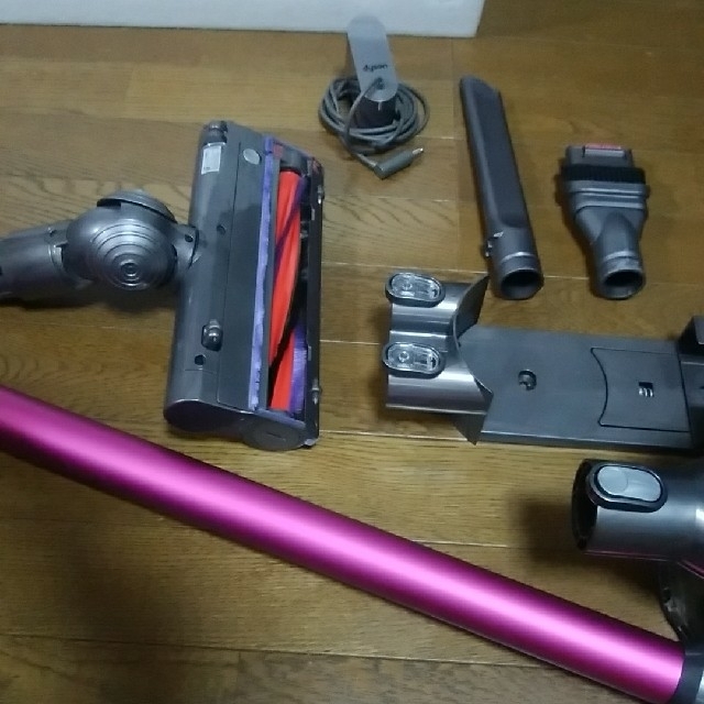 Dyson(ダイソン)のコードレスクリーナー dyson v6(DC62) WMH スマホ/家電/カメラの生活家電(掃除機)の商品写真